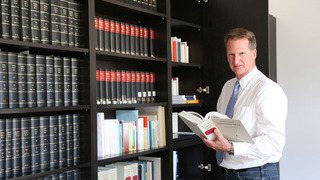 Foto: Ministerialrat Lars von Dewitz bei der Recherche Foto: Ministerialrat Lars von Dewitz bei der Recherche