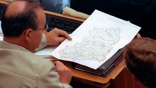 Foto: Ein Abgeordneter der DDR-Volkskammer betrachtet 1990 eine Karte, auf der die fünf Bundesländer Ostdeutschlands verzeichnet sind Foto: Ein Abgeordneter der DDR-Volkskammer betrachtet 1990 eine Karte, auf der die fünf Bundesländer Ostdeutschlands verzeichnet sind